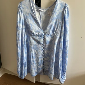 Klänning VILA - säljer denna dröm klänning från VILA då den är för kort för mig! Storlek 38, men somsagt kort! Så passar en kortare person 