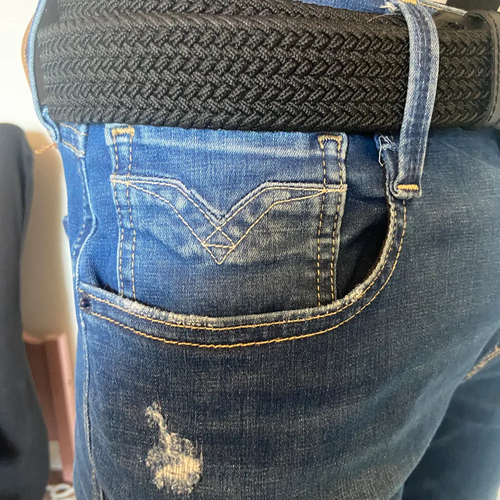 Säljer min killes jeans från Replay. Storleken är 30/32 (han är 180). Mycket bra skick då dem knappt är använda! Nypris: 1 800 kr, säljer för 600 kr (pris kan diskuteras vid snabb affär). Jeans & Byxor.