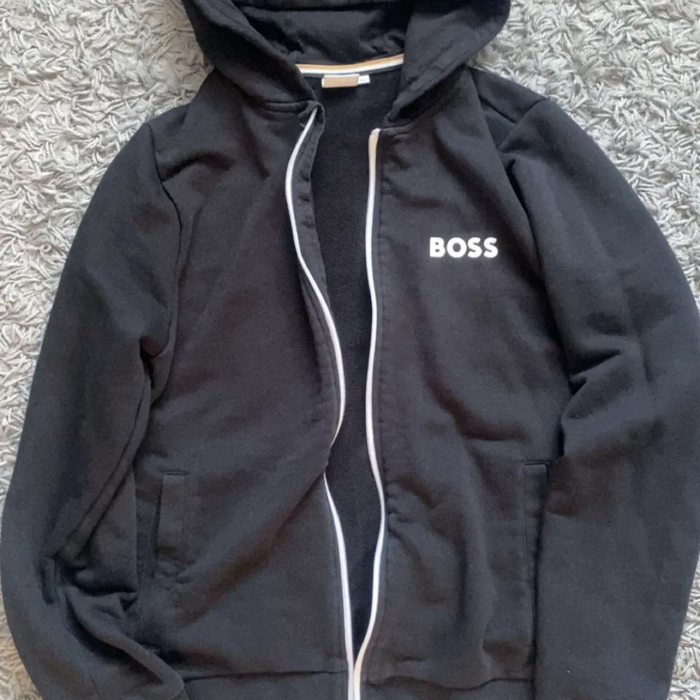 Hej, En fin Hugo boss zip up tröja som  inte är använd eftersom att jag beställde fel storlek och det inte går att lämna tillbaka den, Ordinära priset är 999kr.  Pris kan diskuteras. Hoodies.