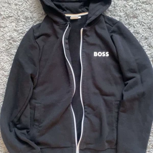Hugo boss  - Hej, En fin Hugo boss zip up tröja som  inte är använd eftersom att jag beställde fel storlek och det inte går att lämna tillbaka den, Ordinära priset är 999kr.  Pris kan diskuteras