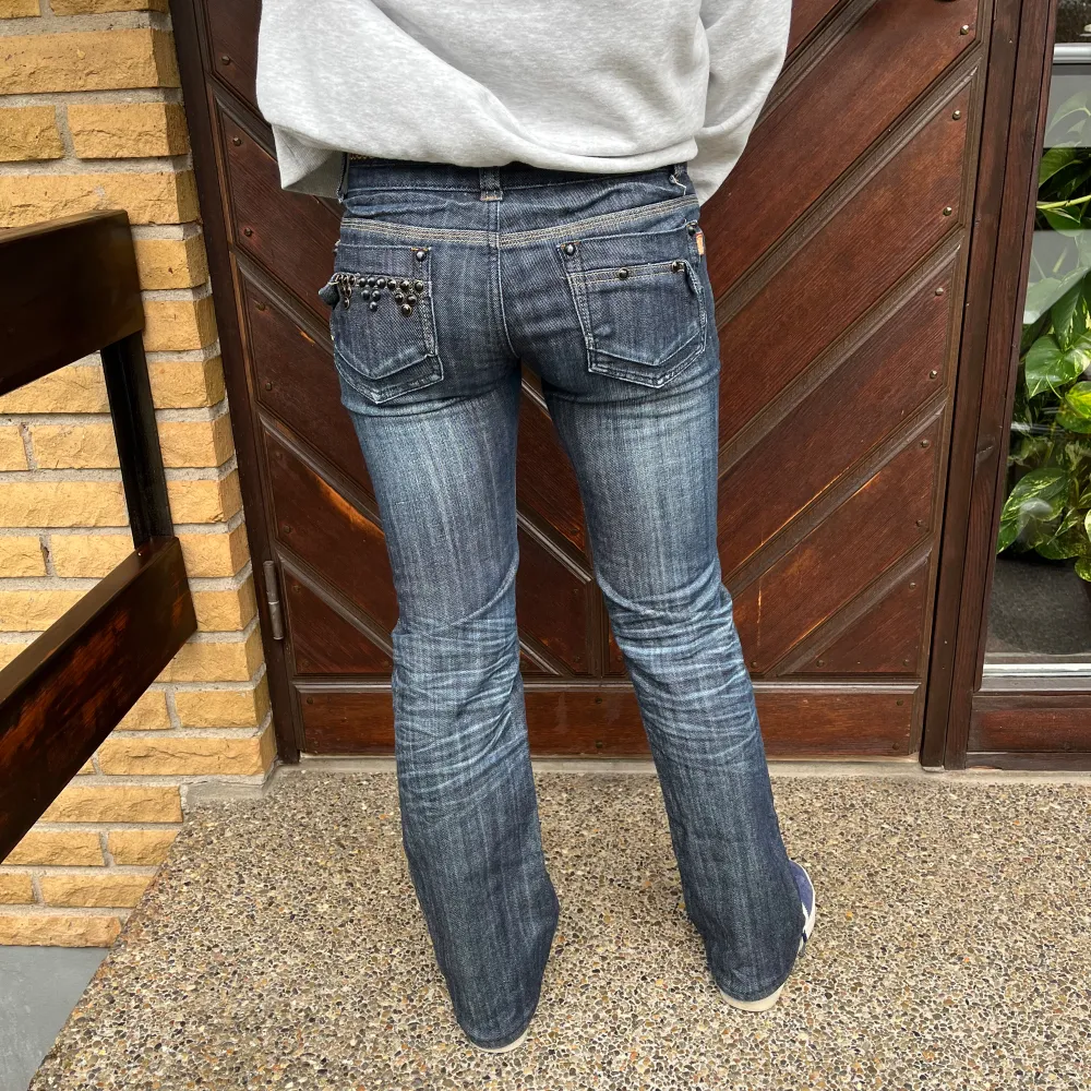 Lågmidjade bootcutjeans, med coola detaljer. Midjemått 78cm Innerbenslängd 78cm. Jeans & Byxor.
