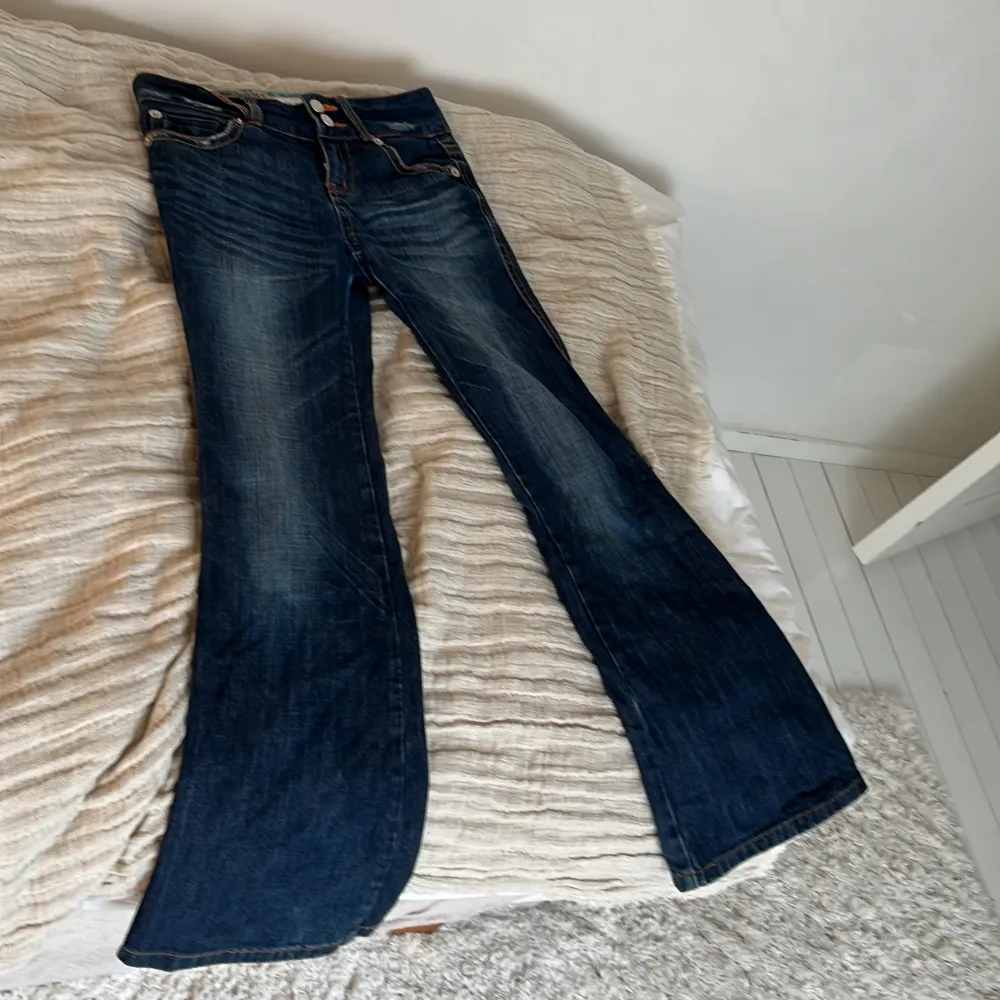 Jag säljer de här jeansen för de har blivit för små för mig😭skriv till mig om ni vill ha mer bilder❤️. Jeans & Byxor.