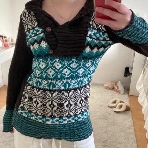 Vintage 2000s y2k tjocktröja - En tightare modell i strl 36/38. Vintage men fint skick. 