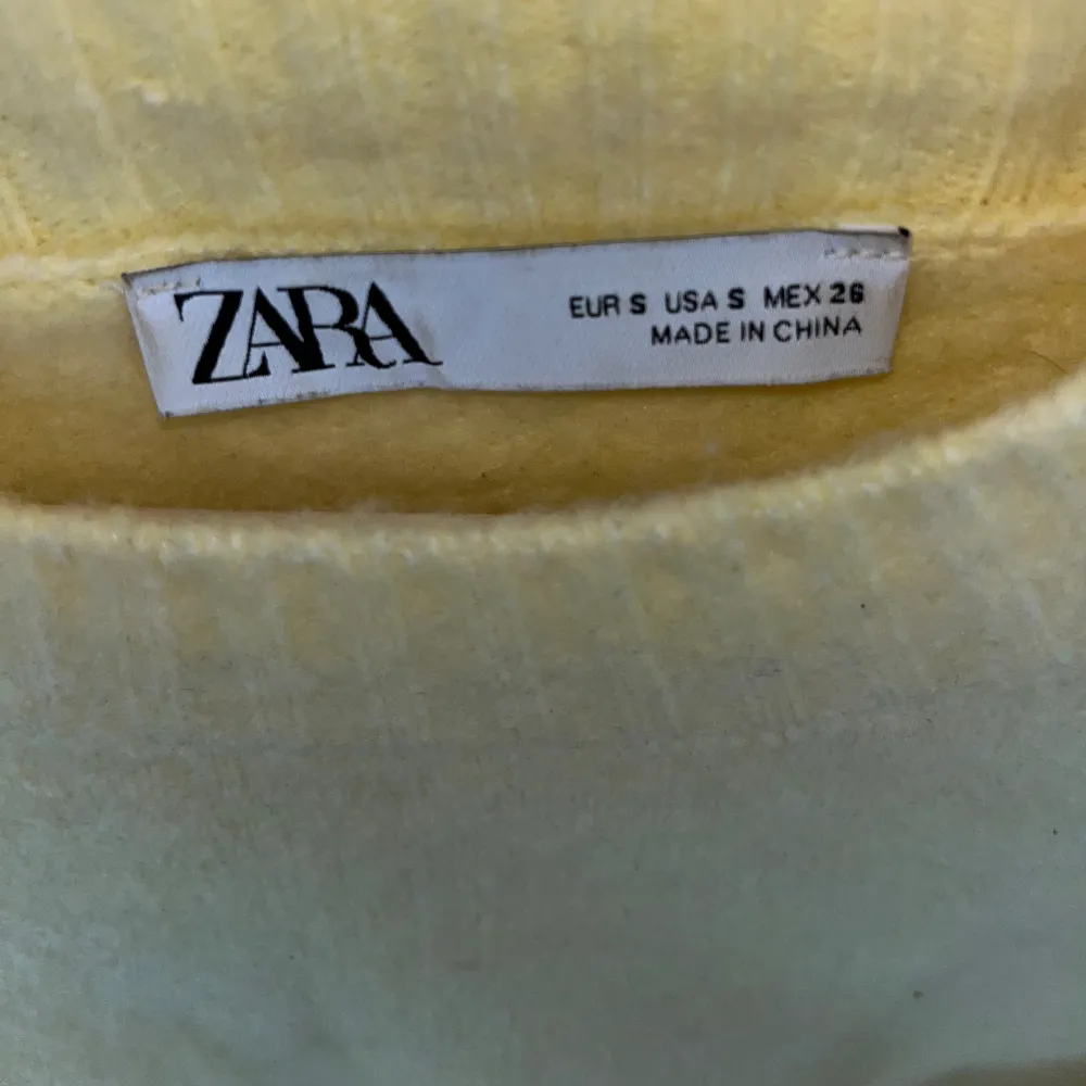 Fräggöad tröja från zara i väldigt skönt material. Använd 2 gånger. Väldigt bra skick☺️. Stickat.