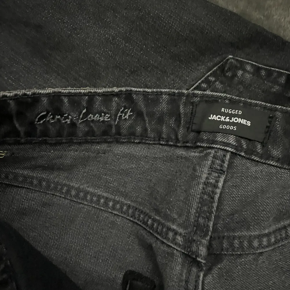 Ett par snygga svarta Jack & Jones jeans i perfekt skick. Jenasen är i modellen straight leg. Storleken på de är 29x32. Jeans & Byxor.