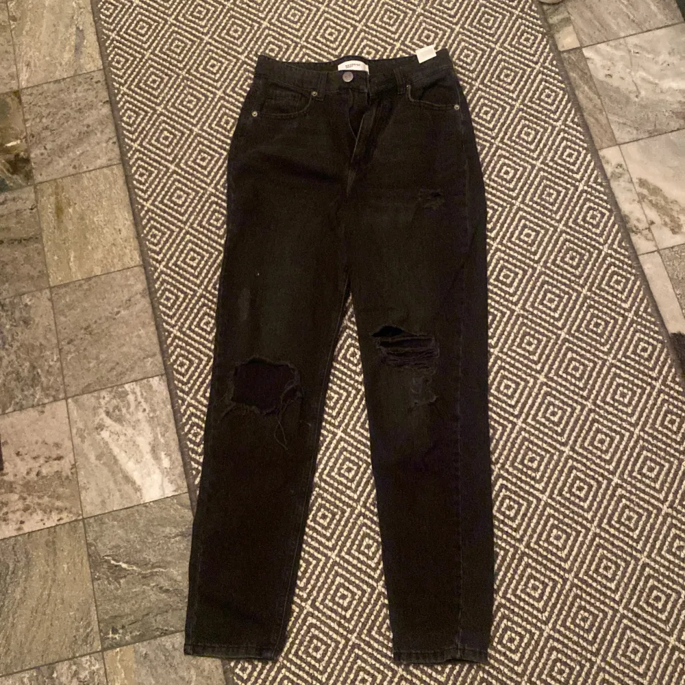 En par svarta jeans köpa och bara använda 1 gång. Säljer då jag har många jeans och de inte kommer till användning. OBS de ska ha hål. (: (Priset kan prutas) . Jeans & Byxor.