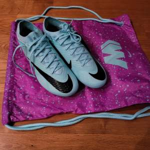 Säljer dessa nike mecurial vapor elite fotbollsskor i storlek 37,5. Ag skor (konstgräs skor). Helt nya, aldrig använda. Säljer då jag råkade köpa fel storlek. Skriv gärna för fler bilder eller frågor! Nypris 3149 kr. Köparen står för frakten 