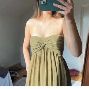 Så fin balklänning - Måste tyvärr sälja denna fina klänningen som jag köpt här på plick men tyvärr var för liten💕💕 bilderna är från den förra ägaren så skriv för egna bilder💓💓 Den är i storleke M men skulle säga mer som en S Priset går att diskutera vid snabb affär💓💕