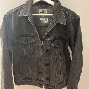 Jeansjacka ifrån twist and tango - Köpte denna jacka för någon vecka sedan, jättefin men passade inte riktigt mig. Den är i en grå/svart färg och är i storlek 36. 