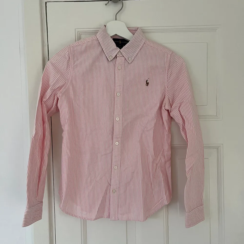 Superfin randig skjorta från Ralph Lauren. I storlek ”12 år” vilket motsvarar 146-152 cm. . Skjortor.