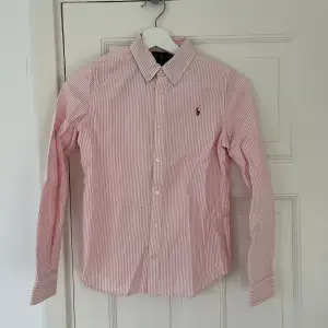 Superfin randig skjorta från Ralph Lauren. I storlek ”12 år” vilket motsvarar 146-152 cm. 