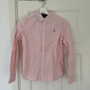 Skjorta från Ralph Lauren - Superfin randig skjorta från Ralph Lauren. I storlek ”12 år” vilket motsvarar 146-152 cm. 