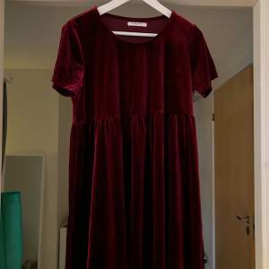 Storlek: XS En knälång klänning från Glamorous, använd ett fåtal gånger  Köparen står för frakten 