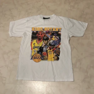 Kobe t-shirt - Tröjan är storlek M och har använts 1 gång. Anledningen till att jag säljer den är för att den inte riktigt passar min stil. Skicka gärna Pm för mer information. Köpare står för frakt men jag kan även mötas upp.  