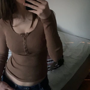 Topp - Söt brun topp från Gina tricot, jag har använt denna 2-3 gånger och den är i super bra skick!