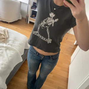 Grå T-shirt med tryck  - T-shirt med tryck Nyskick 