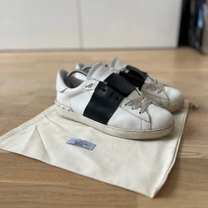 Valentino Garavani Open Sneaker  - Tjena, säljer nu mina garavanis då dom inte passar mig. Skick runt 9/10, Väldigt fint skick med endast få små slitage. Köpte dom nya för ca 5000. (Endast dustbag ingår) Hör av dig vid minsta intresse!