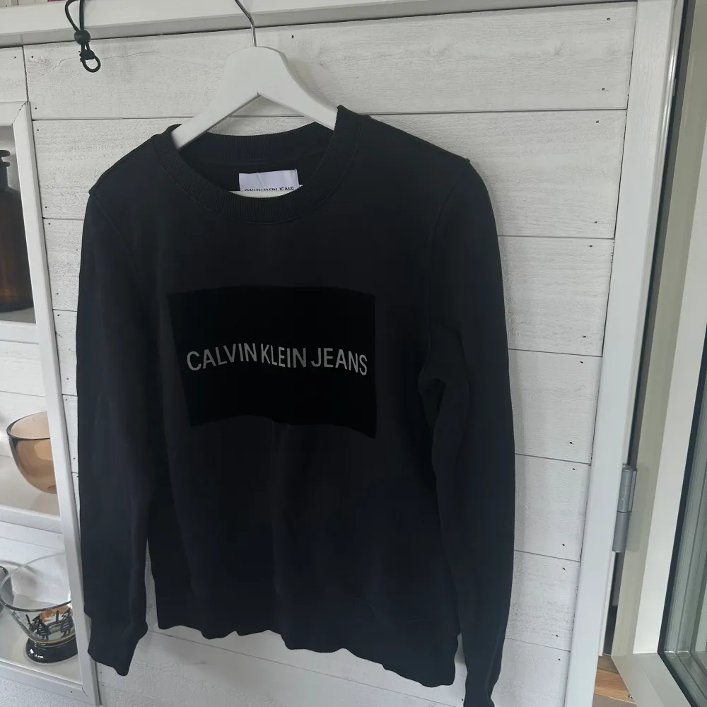 Sweatshirt från Calvin Klein i storlek S. Passar både dig som har S eller M. Ord pris är cirka 1100:-. Tröjor & Koftor.
