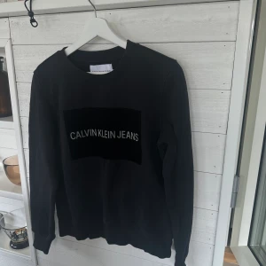 Sweatshirt  - Sweatshirt från Calvin Klein i storlek S. Passar både dig som har S eller M. Ord pris är cirka 1100:-