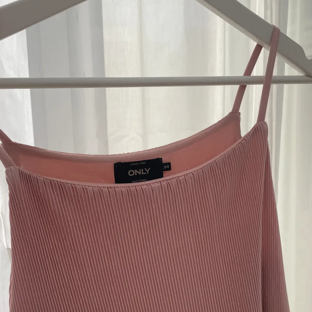 Supersöt rosa, plisserad klänning!🩷🌸Passar perfekt till sommaren! Använd endast 2 gånger, så är i nästan helt nytt skick! Köpt på Vila, märke Only. Ord. pris 499kr.. Klänningar.