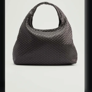 Flätad väska - Flätad axelväska Köp från NA-KD INGA SKADOR Jätte fint skick