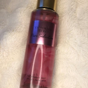 Victoria’s secret body mist💋 - Hej, jag säljer en body mist från Victoria’s secret. Den är oanvänd och jag säljer den för att jag råkade köpa 2 st.🤍 //Ester