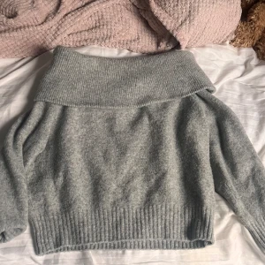 Off shoulder-tröja stickad - En fin off shoulder-tröja💕 andvänt  fåtal gånger! 