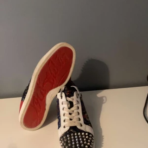 Christian Louboutin  - Säljer nu min kompis ovanliga men as feta loubs! Dom är köpta från sicuro fashion som är en säker hemsida som professionellt legit checkar alla kläder (Finns certifikat), nypris ca 8000, skick 9/10, strl 41, Vid fler frågor osv skriv gärna MVH Harry!