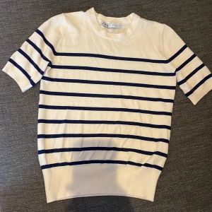 Stickad t-shirt  - En jätte fin stickad t-shirt från Zara🥰 Använd några gångar men är i ett bra skick utan tecken på andväning👍🏻💖Originalpris 299 Köparen betalar frakten. Skriv om ni skulle ha några från!💕