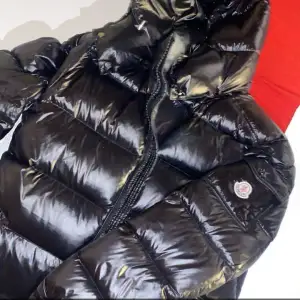 Säljer nu min moncler jacka i modellen maya. Säljer endast då den inte passar mig längre. bra skick förutom att bandet på resåren gått sönder. Storlek 4. Billigare vid snabb affär