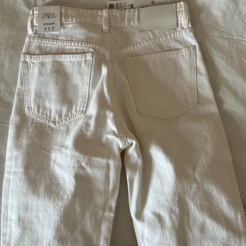 Vita jeans från zara i storlek 38, skulle mer säga att dem sitter som 36/34 or storleksmässigt. Köpta förra sommaren men aldrig använda.  Prislapp finns kvar. ❣️ . Jeans & Byxor.
