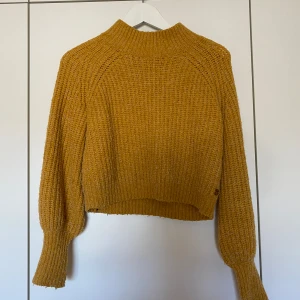 Senapsgul tröja - Senapsgul stickad tröja i storlek S, Pernilla Wahlgrens kollektion på Gekås. 