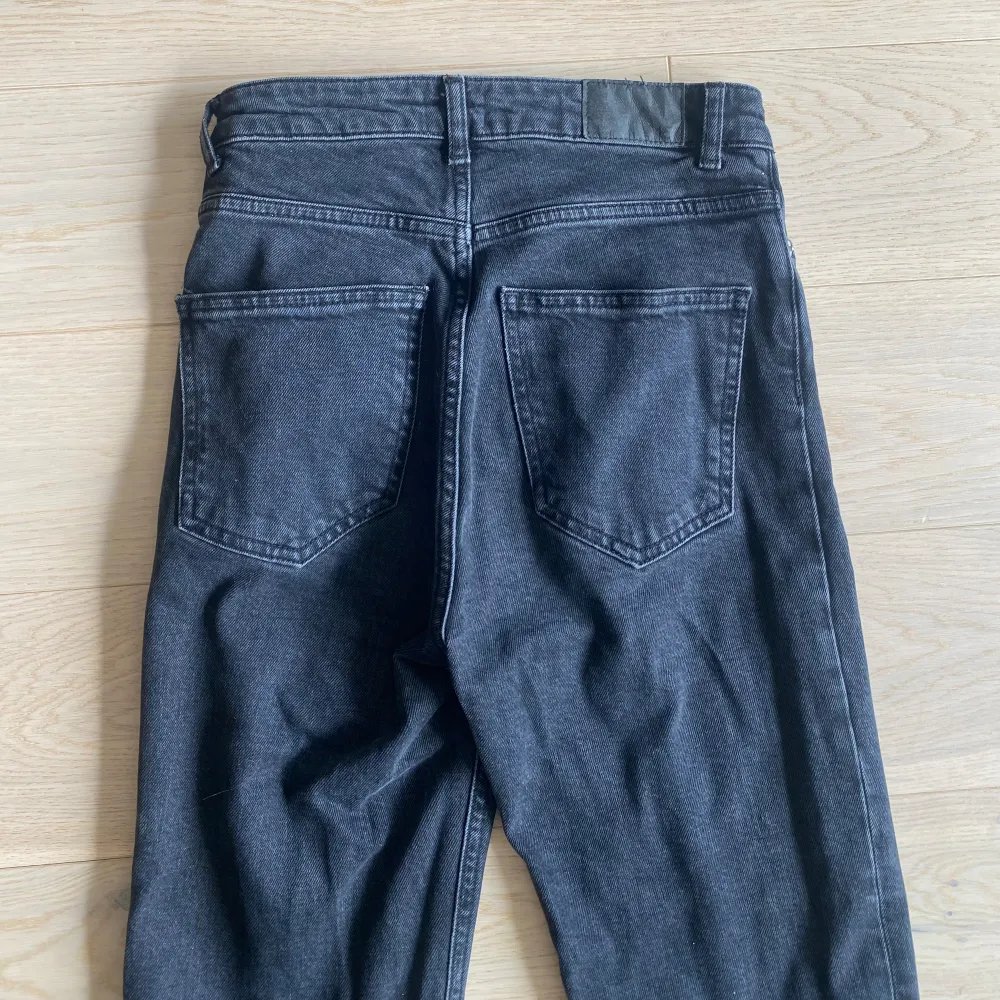Säljer dessa jeans från lager157 i modellen JEANS ”SPLIT” i färgen ”black used”. De är oanvända i nyskick. Passar även någon i XS. Jeansen är högmidjade med slit nertill. Mer info hittar du i min bio😊.. Jeans & Byxor.