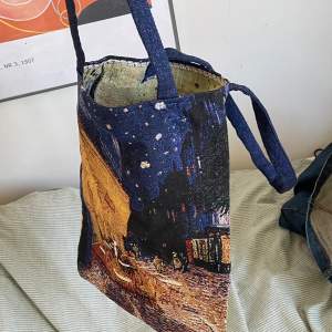 Jättefin väska med Van Gogh motiv på båda sidorna som jag köpt i Paris. Säljer eftersom jag har för många tygväskor. Den är helt utan defekter. Den är mer pigmenterad än den ser ut på andra bilden. Skriv gärna vid frågor 🫶