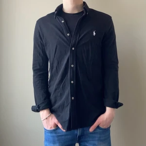 Ralph Lauren skjorta - Sjukt snygg Ralph Lauren skjorta i toppskick!|storlek:M|pris:449|modellen är 180cm|hör gärna av er vid funderingar. Mvh👔