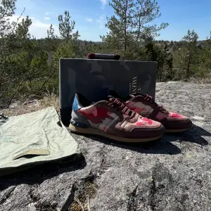 Säljer dessa tvärsnygga rockrunners från Valentino✨🙌 De är i bra skick och har inga större defekter⭐️ Allt og med: dustbags x2, extra skosnören, och kuvert🏖️ Nypris ca 7000💸 Storlek 40/41📏 Priset är diskuterbart 💯👊