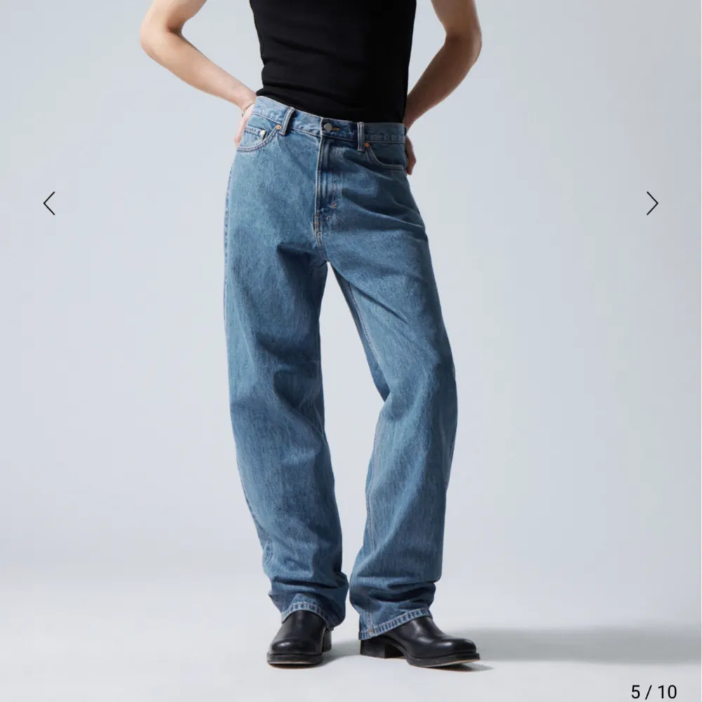 ett par snygga weekday jeans i bra skick! färgen är mörkblå och storleken är 29/32. bilden visar hur jeansen sitter på kroppen (bilden visar en annan färg på jeansen). Jeans & Byxor.