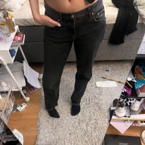 Svarta straight leg jeans från Gina som ej kommer till användning 