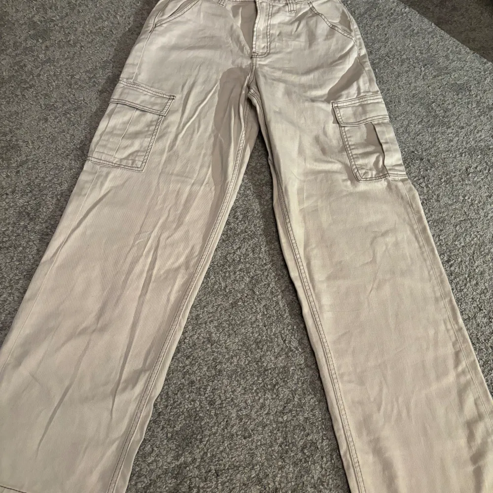 Beiga cargo jeans från H&M oanvända.. Jeans & Byxor.
