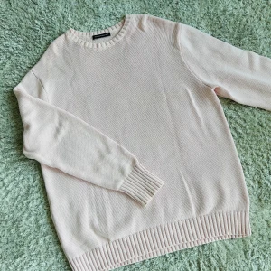 Tröja från Brandy💗Melville - Stickad tröja i 100% bomull från Brandy. Onesize, rymlig modell. Ljusrosa, färgen stämmer bäst med bild nr.2. Felfritt skick! 100:-