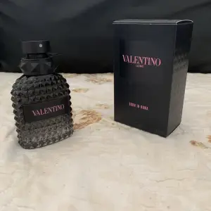 Säljer nu min helt nya Valentino parfy då jag redan hade en sol var ganska ny, och fick den här som fördelsdags procent. Helt ny med paket. KOM MED ETT BUD!😊