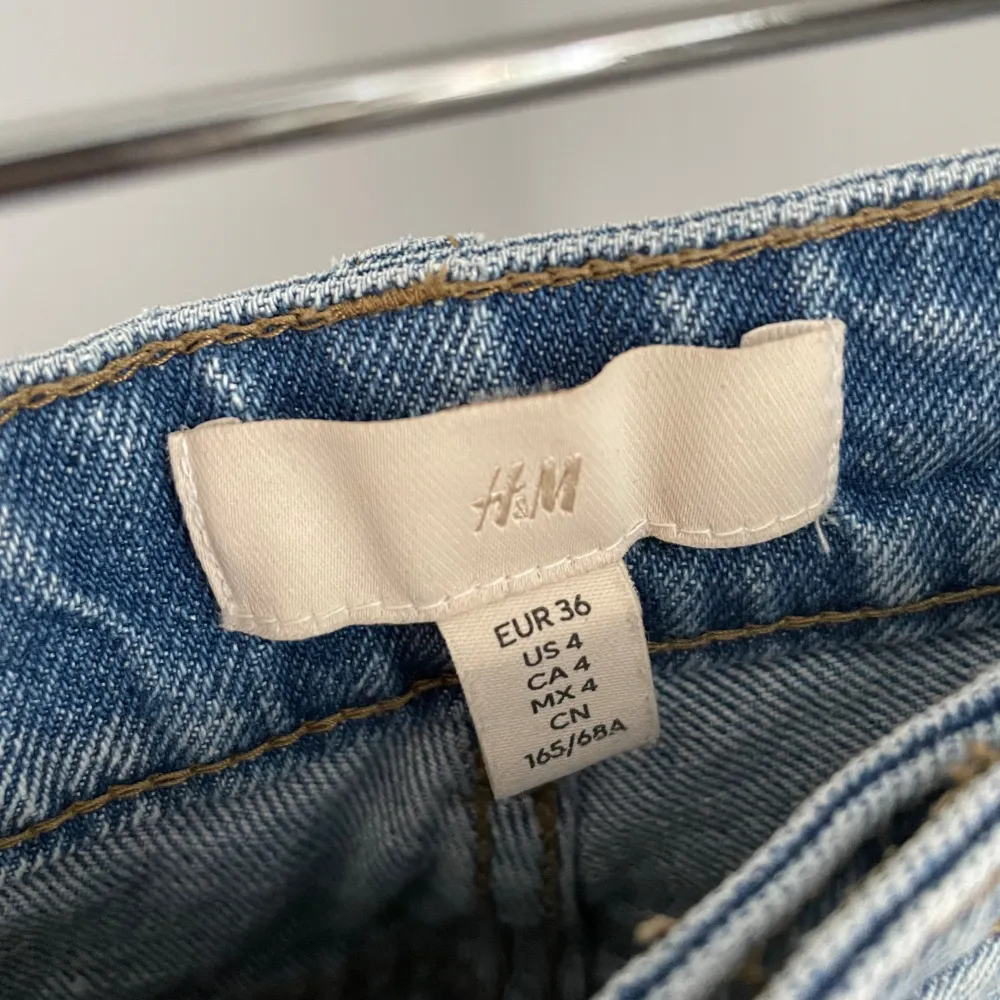 Blåa bootcut jeans från HM i storlek 36. Aldrig använda så nyskick✨ Köparen står för frakten, kan mötas upp i Kalmar!. Jeans & Byxor.
