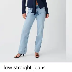 Säljer dessa supersnygga jeans från gina tricot. Så fin färg och väldigt bra passform🩷  Sista bilden är när jag har på mig dom🥰 Nypris 500 kr