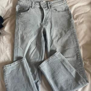 Gråa midwaist jeans från H&M, storlek 38. Säljer pga för stora, använd 2 gånger!