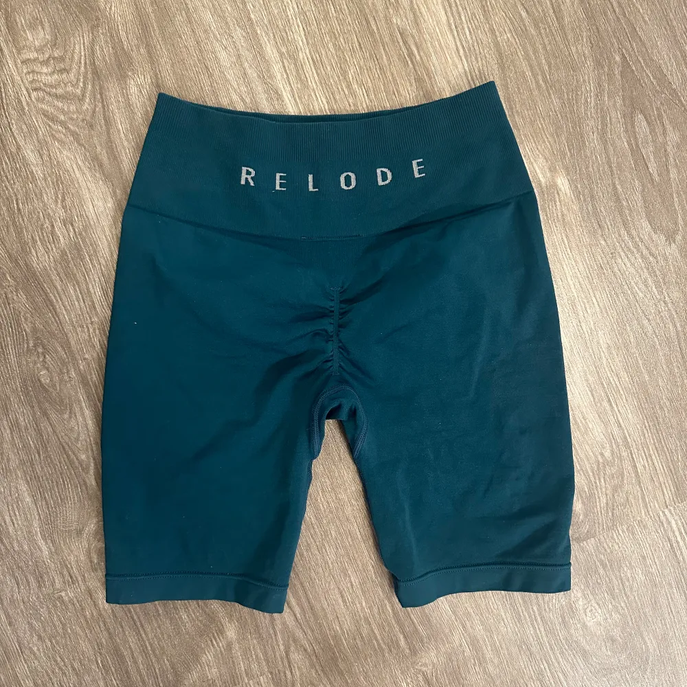 Prime scrunch shorts från Relode, använda en gång och säljs då dom inte sitter helt 100 på mig💚  Nypris är 579✨. Sport & träning.