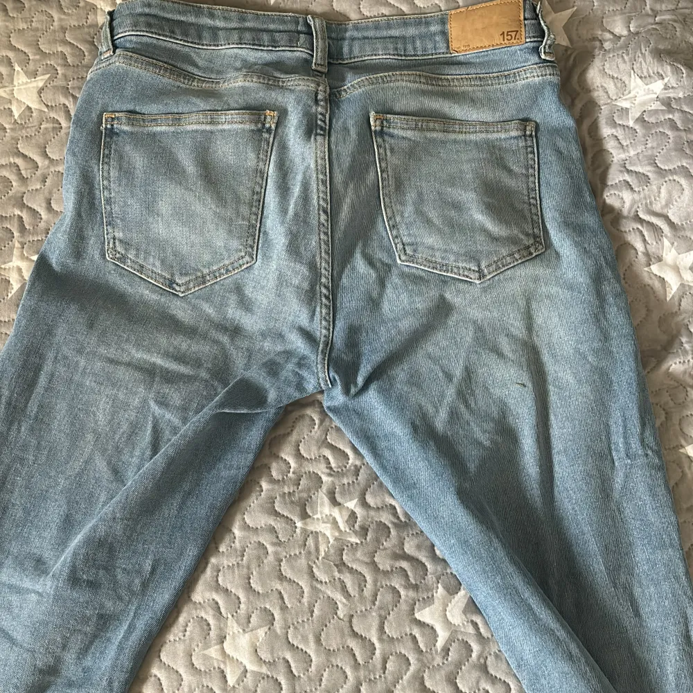 Säljer dessa jeans i st M  Lågmidjade bootcut/flared  Pris: 100 kr + frakt Som i nyskick, använda två gånger. Säljer pga att de ej kommer till användning . Jeans & Byxor.