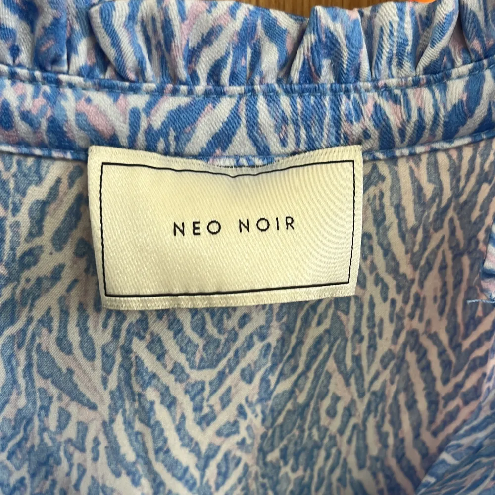 Neo Noir blus i storlek 36 för 200 kr🥰. Blusar.