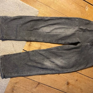 Svarta jeans  - I bra skick bara använt 2 gånger 