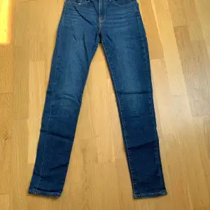 Gamla Levis jeans, nypris 1200, mitt pris 450, 9/10 väldigt bra skick men inte helt nya. W26 skinny jeans med hög midja