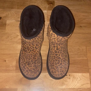 Leopard uggs  - Väldigt fina och varma,blir ej blöta 